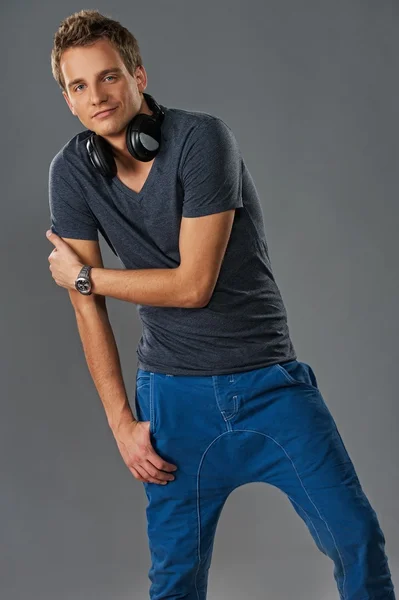 Stilvoller junger Mann mit Kopfhörern — Stockfoto