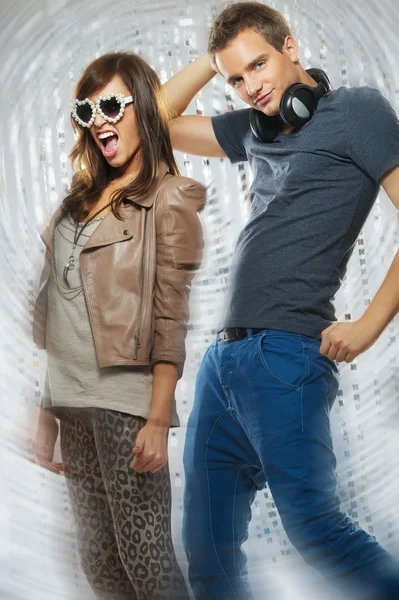 Junge stilvolle Paar in der Diskothek — Stockfoto