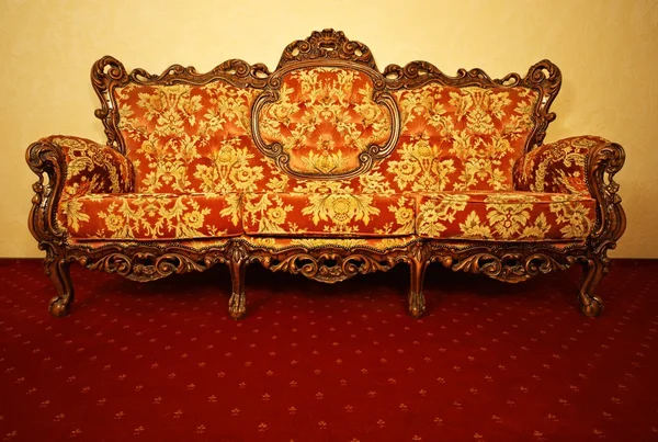 Старовинний розкішний диван — стокове фото