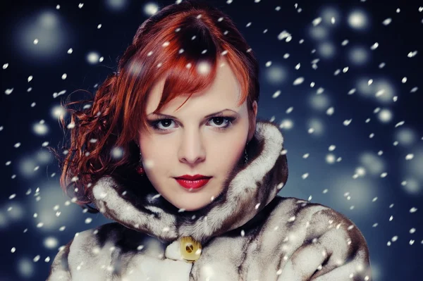Redhead vrouw met bontjas — Stockfoto