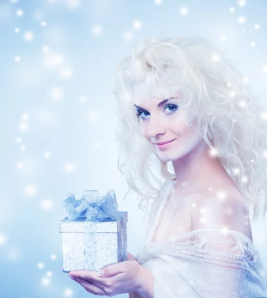 Прекрасная снежная королева с рождественской коробкой — стоковое фото