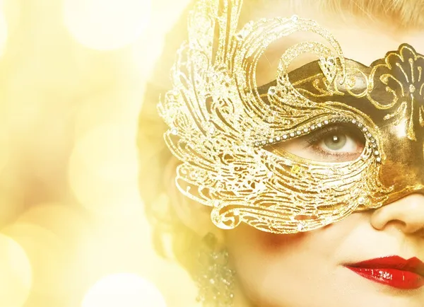 Närbild porträtt av en vacker kvinna i carnival mask — Stockfoto
