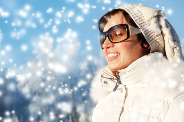 Vacker ung kvinna som njuter av vinterdag — Stockfoto