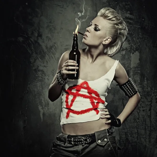Панк-девушка курит сигарету — стоковое фото
