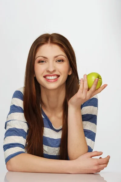 Krásná bruneta žena s zelené jablko — Stock fotografie