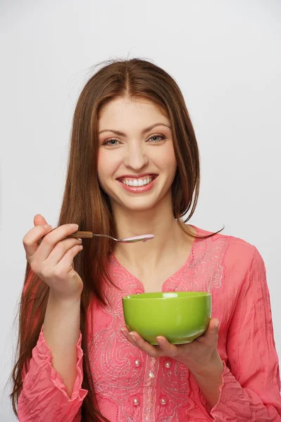 Vacker brunett kvinna att ha en frukost — Stockfoto