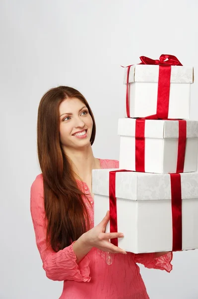 Gyönyörű barna nő egy ajándék doboz — Stock Fotó