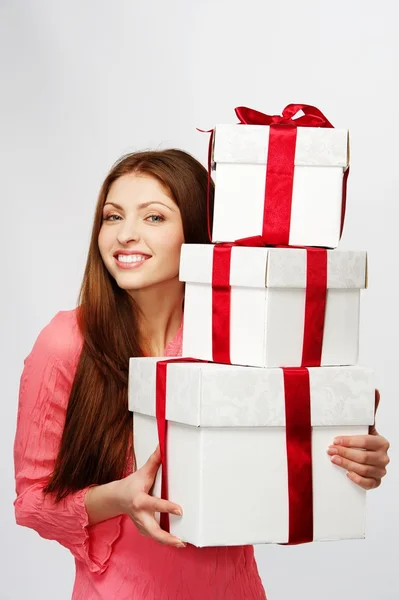 Schöne brünette Frau mit einem Geschenk-Boxen — Stockfoto