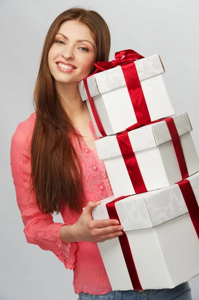 Krásná bruneta žena s dárkové krabičky — Stock fotografie