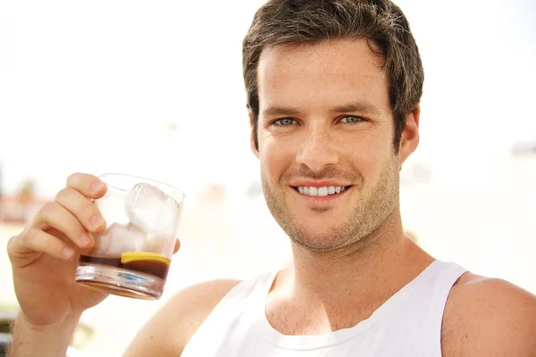 Tineri frumos om având o băutură în aer liber — Fotografie, imagine de stoc