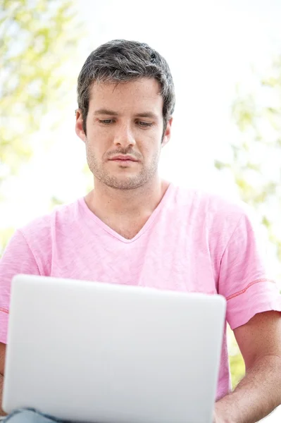 Όμορφος άντρας με φορητό υπολογιστή σε εξωτερικούς χώρους — Φωτογραφία Αρχείου