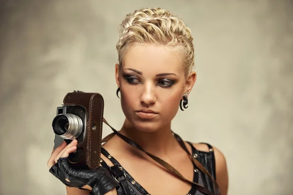Detailní portrét parní punk dívka s fotokamery — Stock fotografie