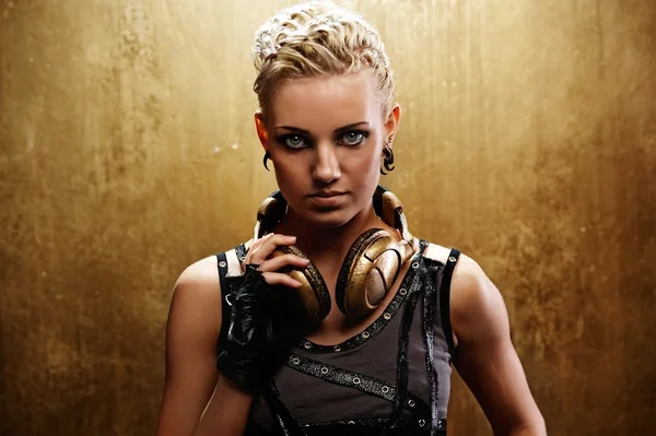Portret van een aantrekkelijke stoom punk meisje met koptelefoon — Stockfoto