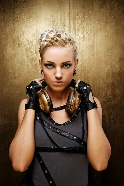 Porträtt av en attraktiv ånga punk tjej med hörlurar — Stockfoto