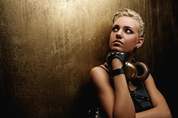 Närbild porträtt av en attraktiv ånga punk tjej med hörlurar — Stockfoto