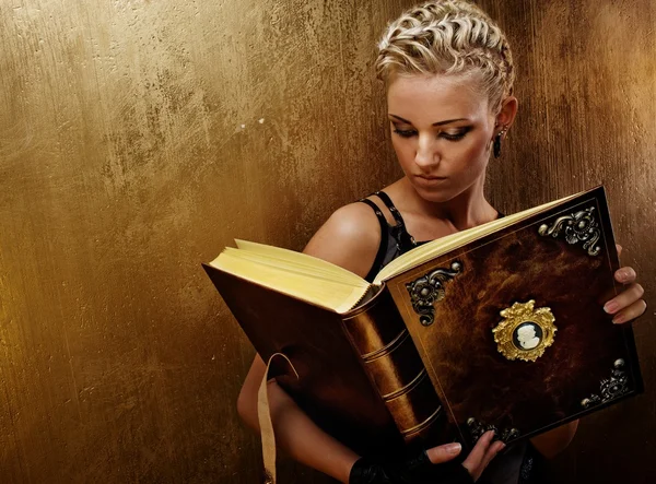 Паровая панк-девушка с книгой — стоковое фото