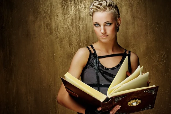 Stoom punk meisje met een boek — Stockfoto
