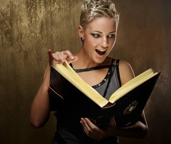 Steam punk ragazza con un libro — Foto Stock