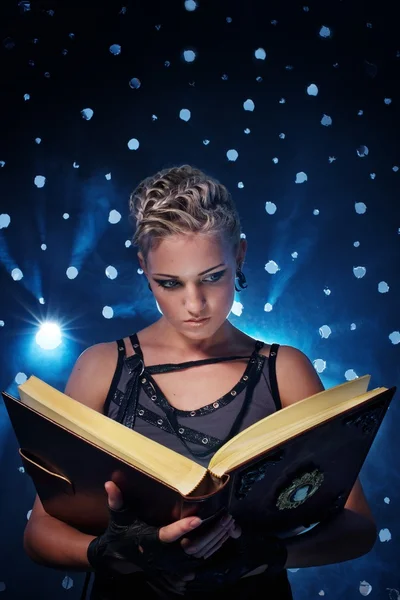 Steam punk tjej med en bok — Stockfoto