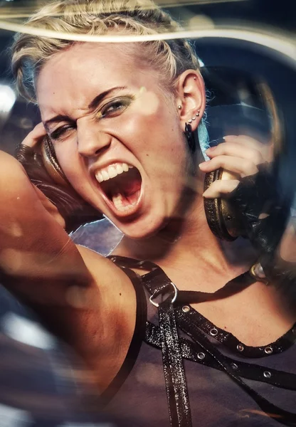 Atrakcyjny steam punk dziewczyna ze słuchawkami — Zdjęcie stockowe