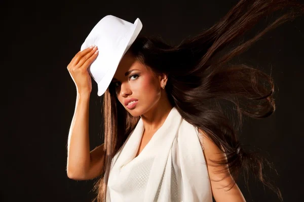 Piękna brunetka w biały kapelusz — Zdjęcie stockowe