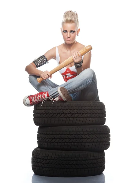 Punk-Mädchen sitzt auf einem Reifen. — Stockfoto