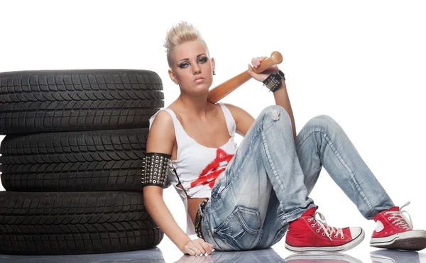 Punk chica con un bate sentado — Foto de Stock
