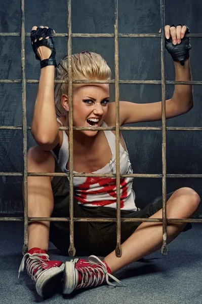 Панк дівчина за ґратами — стокове фото
