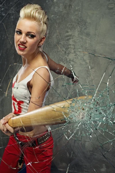 Punk lány ügynöki tevékenység egy üveg egy denevér — Stock Fotó