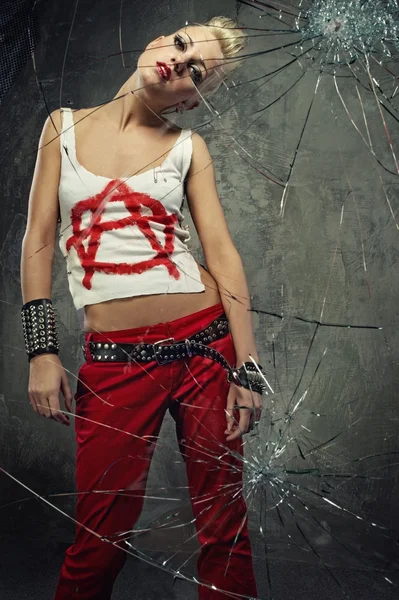 Punk menina atrás de vidro quebrado — Fotografia de Stock