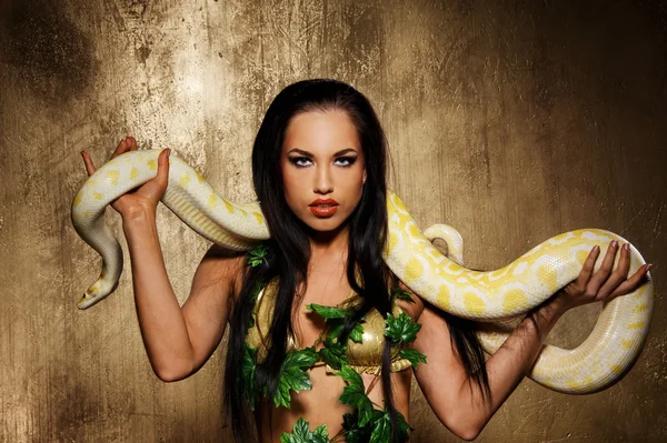 Attraktiv brunett kvinna med python — Stockfoto