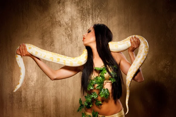 色彩艳丽的黑发女子与蟒蛇 — 图库照片