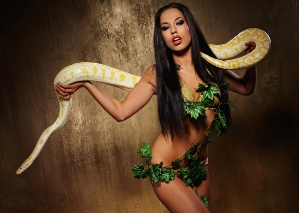 Aantrekkelijke brunette vrouw met python — Stockfoto