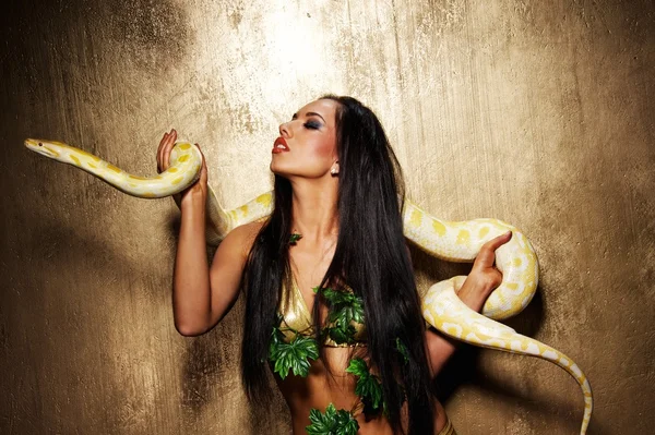 Belle femme brune avec python — Photo