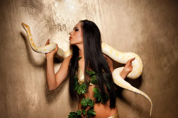 色彩艳丽的黑发女子与蟒蛇 — 图库照片