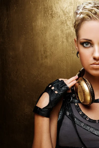 Retrato de una atractiva chica punk de vapor con auriculares — Foto de Stock