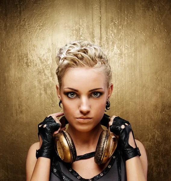 Portret van een aantrekkelijke stoom punk meisje met koptelefoon — Stockfoto