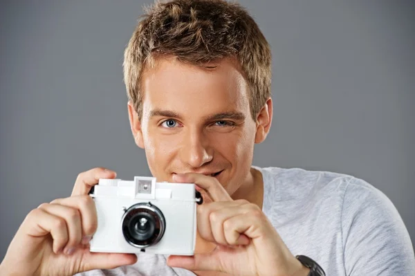 Portret młodego mężczyzny z kamerą — Zdjęcie stockowe