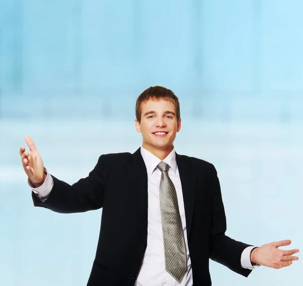Glad ung affärsman med öppna händer — Stockfoto