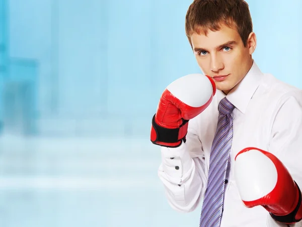 Giovane uomo d'affari con guanti da boxe — Foto Stock