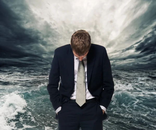 Tormenta oceánica detrás del hombre de negocios —  Fotos de Stock