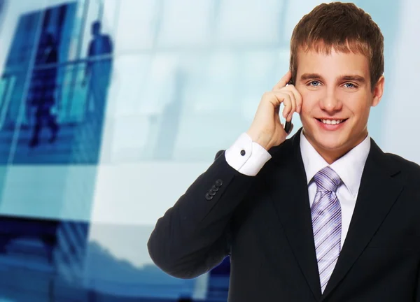 Joven hombre de negocios hablando por teléfono móvil —  Fotos de Stock