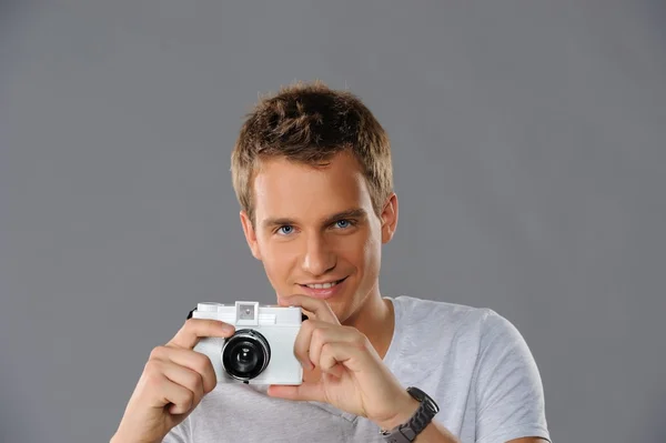 Jonge man met een camera — Stockfoto