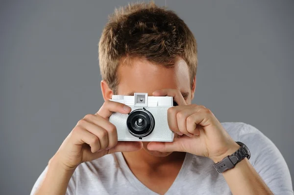 Jeune homme avec une caméra — Photo