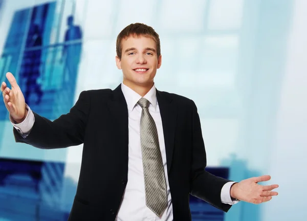 Счастливый молодой бизнесмен с открытыми руками — стоковое фото