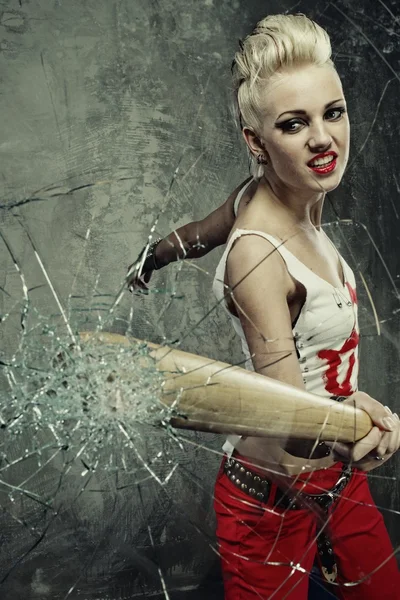 Панк-девушка разбивает стакан битой — стоковое фото