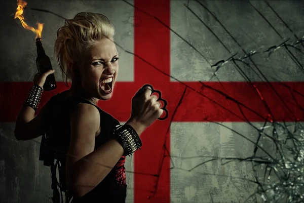 Punk menina com Molotov cockatail contra a bandeira da Inglaterra . — Fotografia de Stock