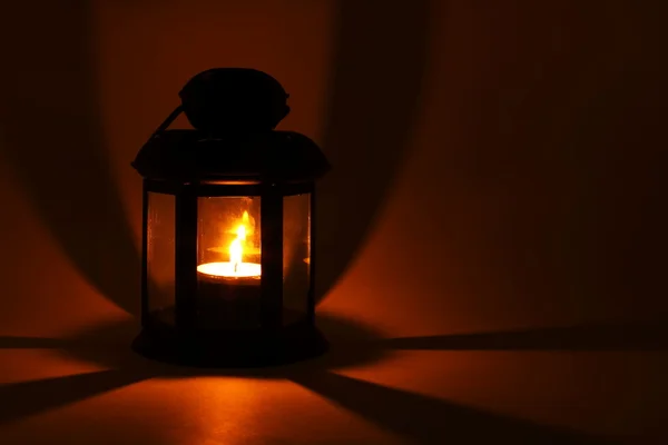 Фонарь с горящей свечой — стоковое фото