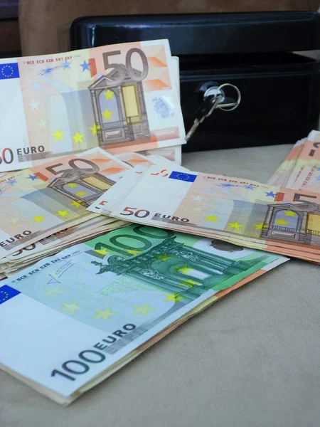 Billetes en euros y la caja fuerte — Foto de Stock