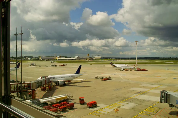 Luchthaven vliegveld met vliegtuigen — Stockfoto